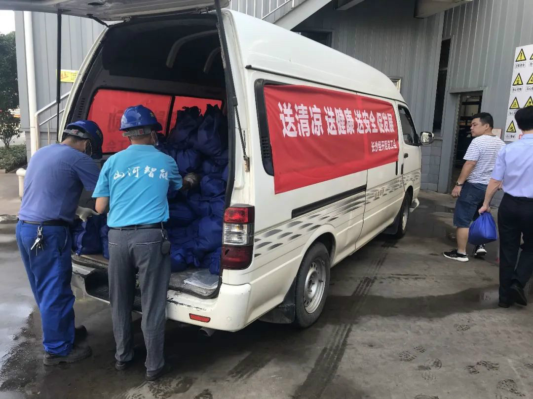 夏日炎炎送清凉，区总眷注暖人心