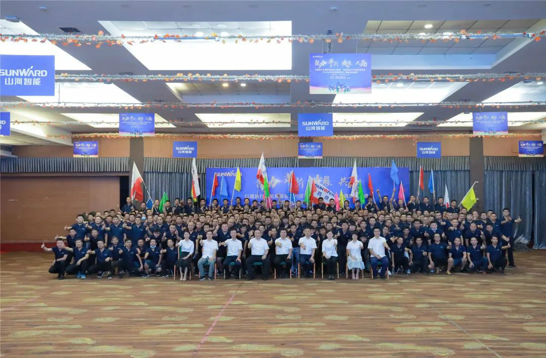 向挖掘机万台俱乐部迈进——尊龙凯时官网网址智能2020年度挖掘机营销训练营开营