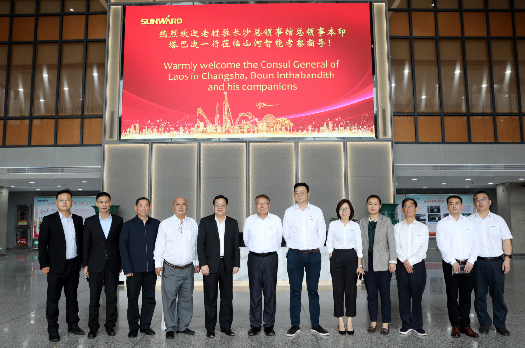 老挝长沙总领事本·印塔巴迪考察尊龙凯时官网网址智能