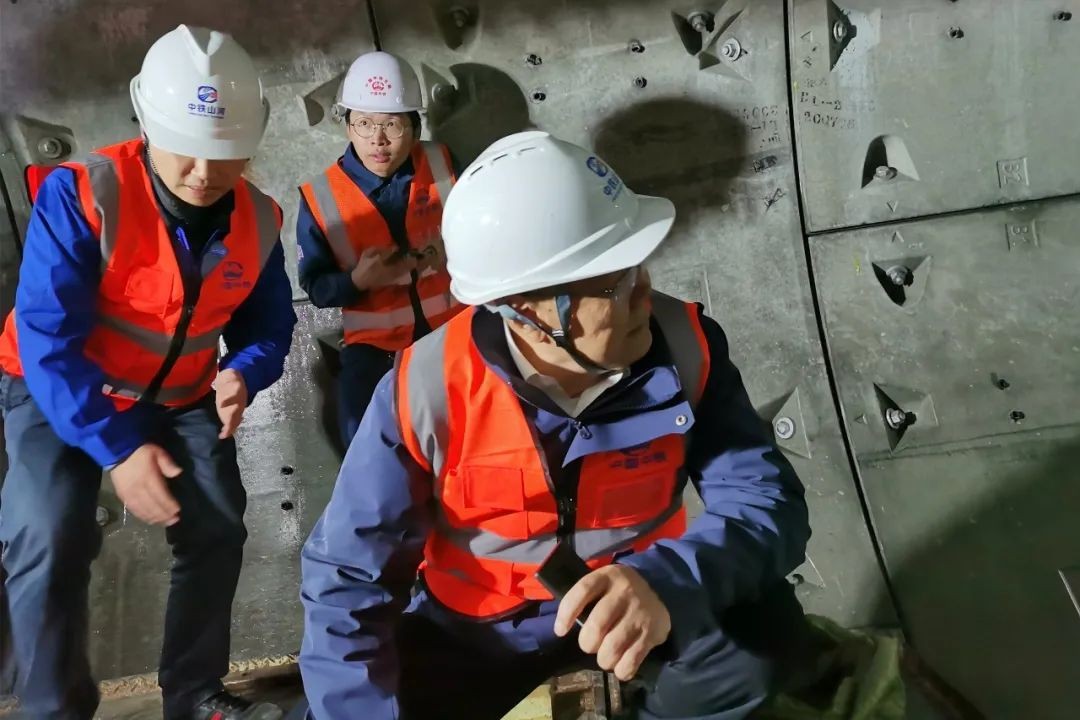 何清华亲临中铁尊龙凯时官网网址盾构施工项目指导事情