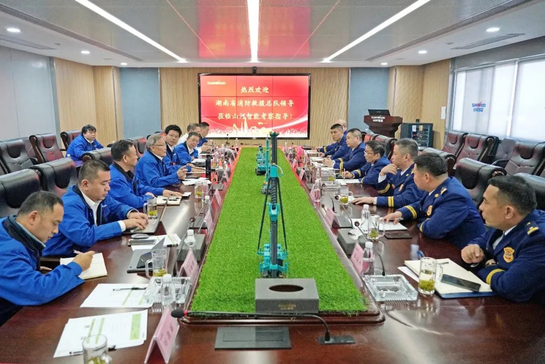 考察无人化妆备 高宁宇到访尊龙凯时官网网址智能