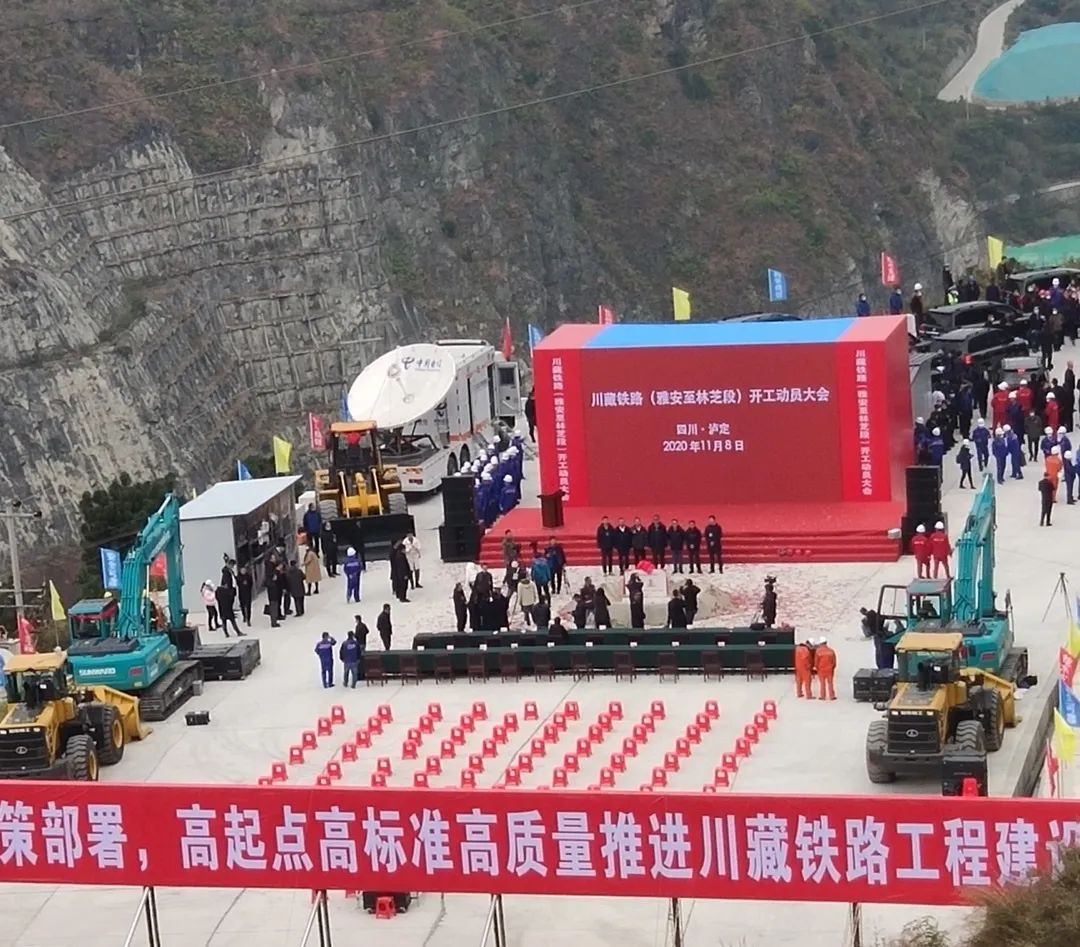 尊龙凯时官网网址智能挖掘机助力川藏铁路建设