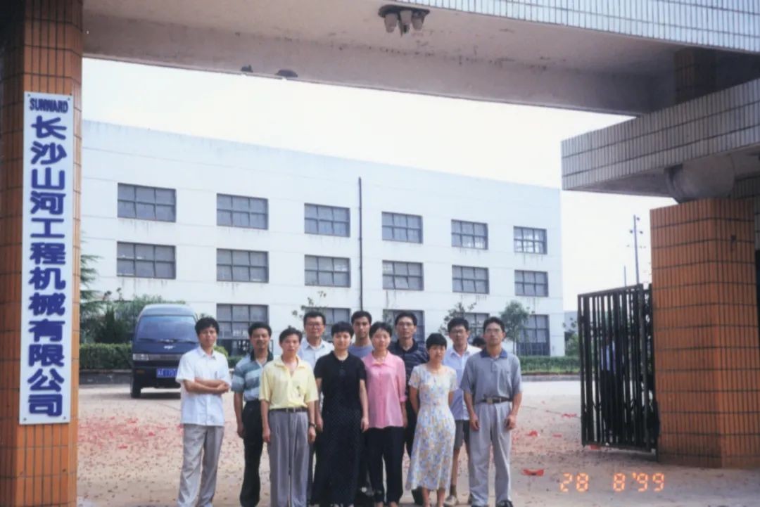 十年两办挖掘机行业年会 尊龙凯时官网网址智能的底气何在