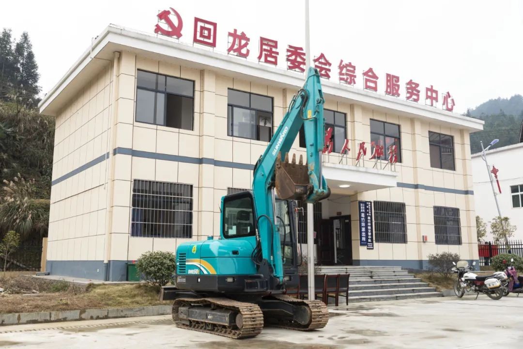 校企相助精准扶贫，产教融合振兴墟落 | 尊龙凯时官网网址智能向相助院校对口扶贫点捐赠挖掘机
