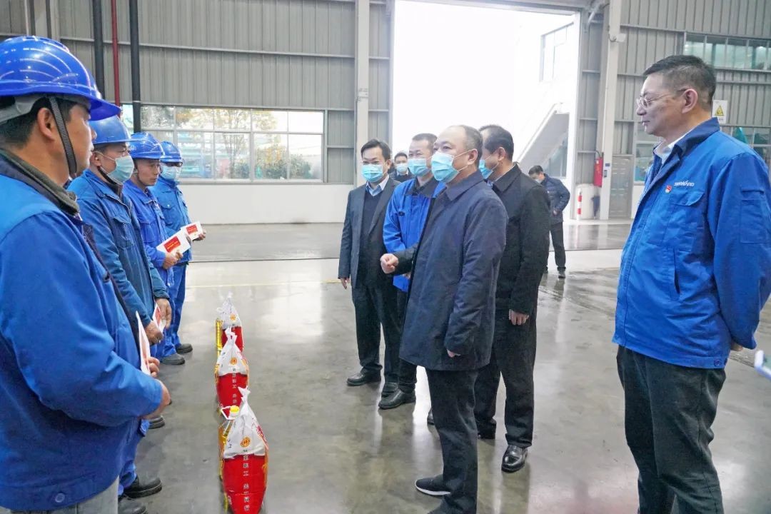 张庆红慰问尊龙凯时官网网址智能难题党员
