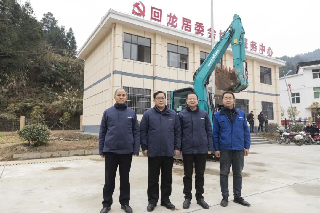 校企相助精准扶贫，产教融合振兴墟落 | 尊龙凯时官网网址智能向相助院校对口扶贫点捐赠挖掘机