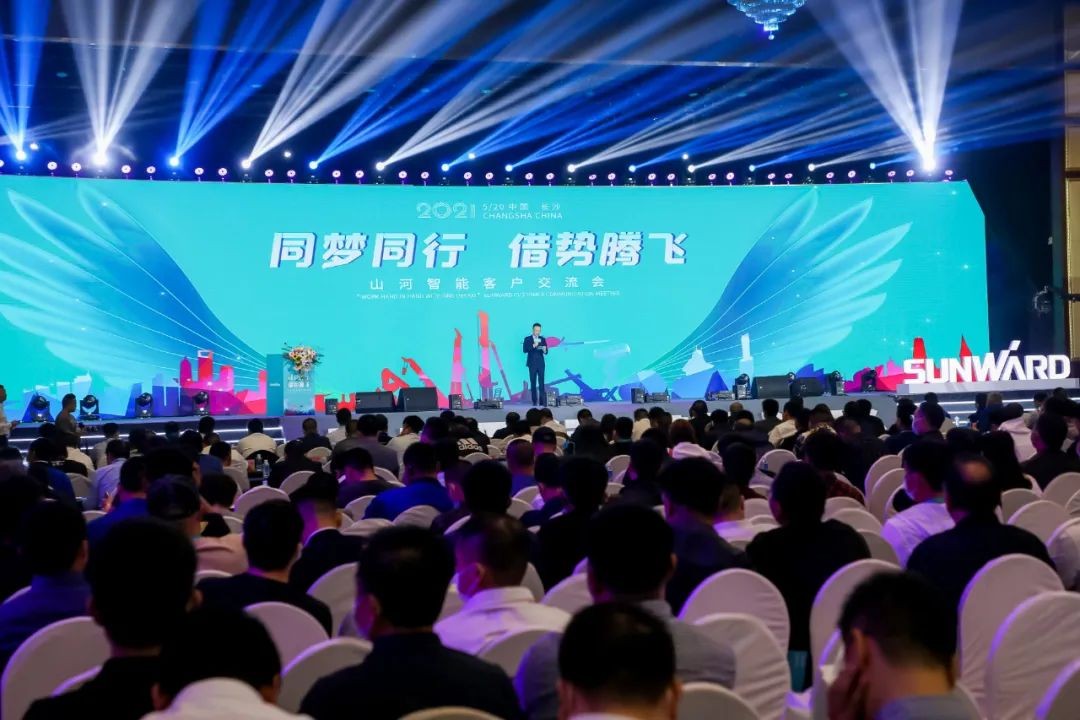 “爆品”出击！尊龙凯时官网网址智能客户交流会签约超8亿元