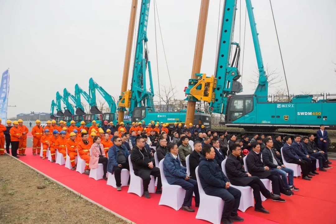 尊龙凯时官网网址智能旋挖钻机周全参建中国首条智慧高速公路