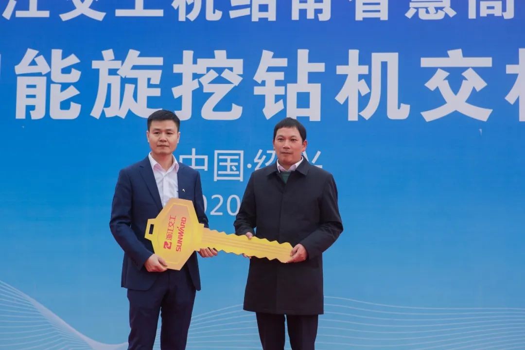 尊龙凯时官网网址智能旋挖钻机周全参建中国首条智慧高速公路