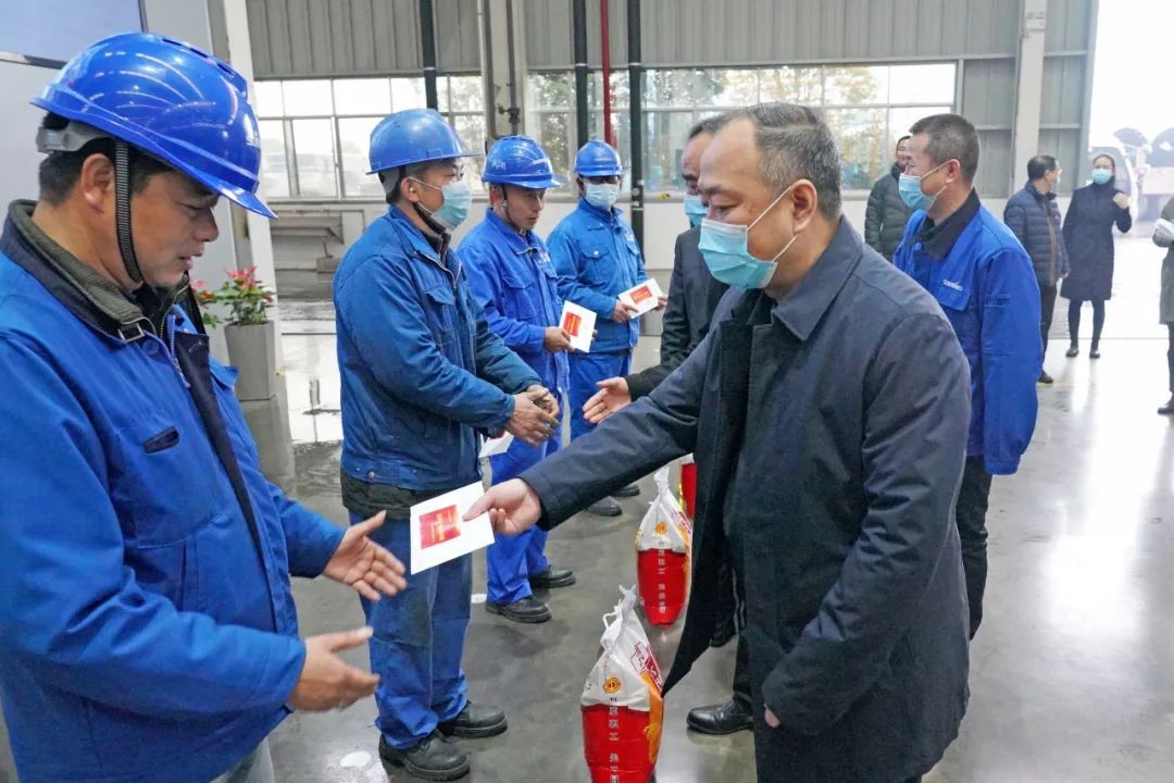 张庆红慰问尊龙凯时官网网址智能难题党员