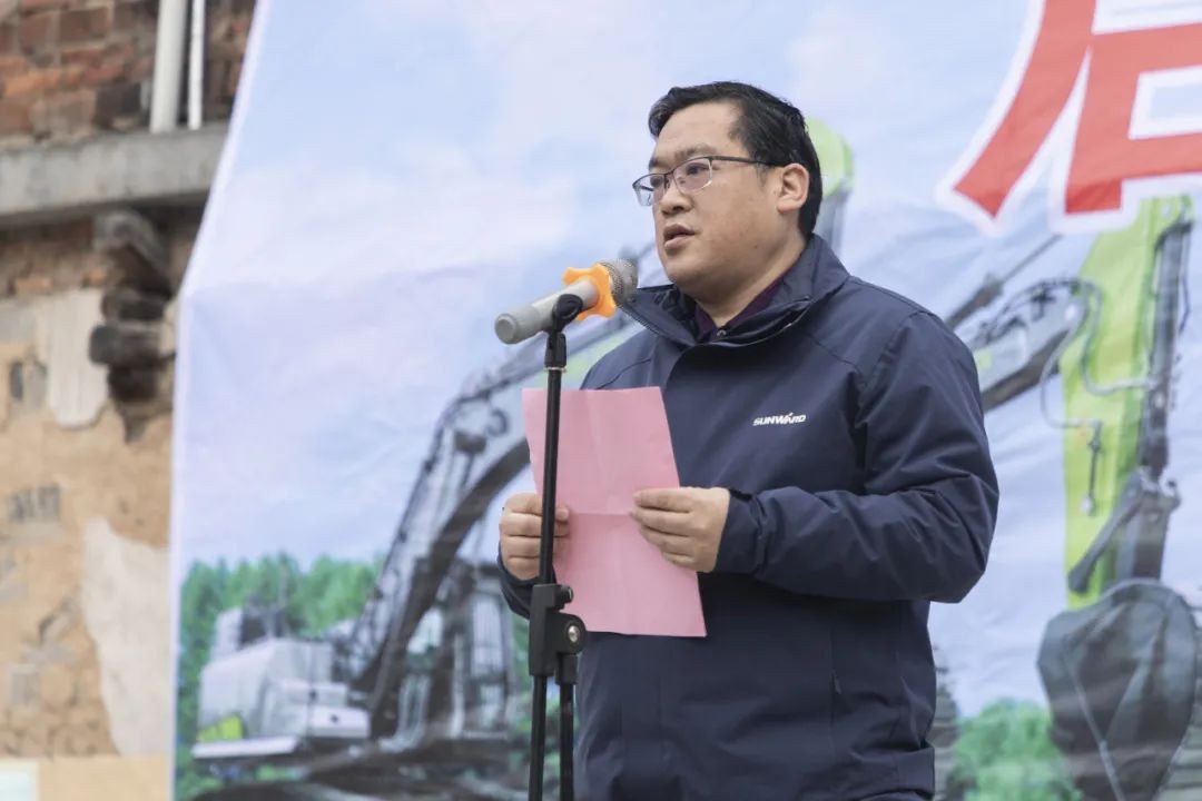 校企相助精准扶贫，产教融合振兴墟落 | 尊龙凯时官网网址智能向相助院校对口扶贫点捐赠挖掘机
