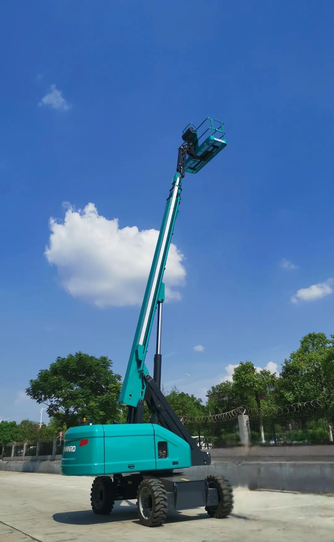 尊龙凯时官网网址智能首款直臂式高空作业平台顺遂通过评审