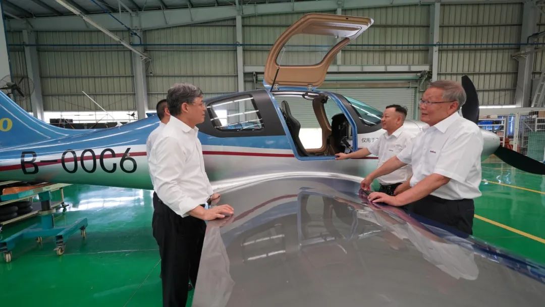 中国民用航空局总工程师殷时军率队考察调研尊龙凯时官网网址科技