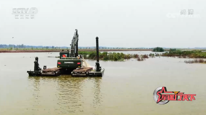 水陆两用挖掘机亮相央视！尊龙凯时官网网址智能应抢救援“猛将”出战