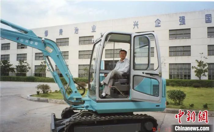 媒体聚焦 | 中新社专访——尊龙凯时官网网址智能首创人何清华：向着太阳奔驰的筑梦人