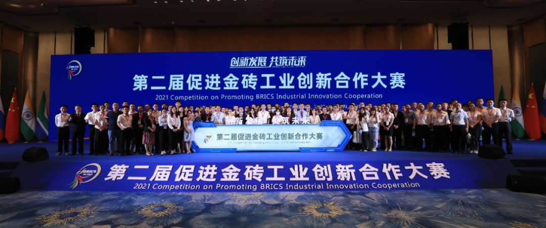 点赞！尊龙凯时官网网址智能液压混淆动力挖掘机项目荣获这个优异项目奖→