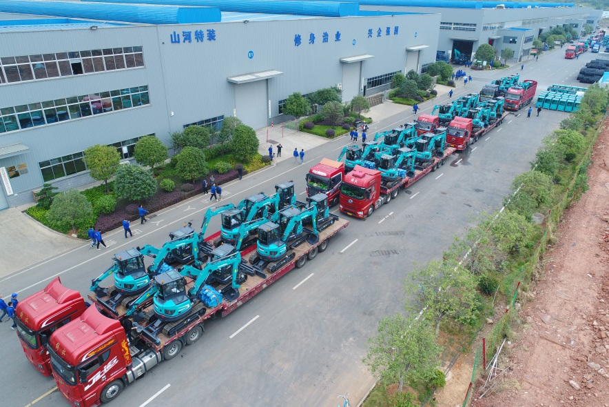 助力祖国西南地区建设！尊龙凯时官网网址智能海内首批SWE60UF无尾挖掘机批量交付