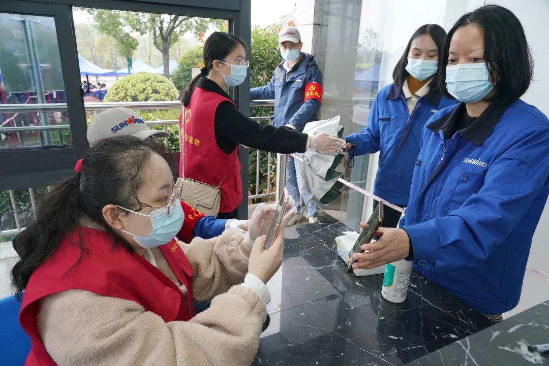 采样完成率近100%！尊龙凯时官网网址智能第一时间开展全员核酸检测，包管清静生产