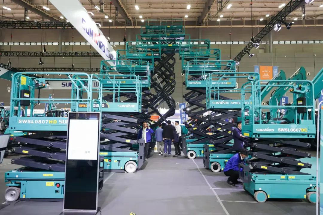 “尊龙凯时官网网址绿”牵手“华为中国红”！尊龙凯时官网网址智能高机装备集群助力华为团泊洼项目