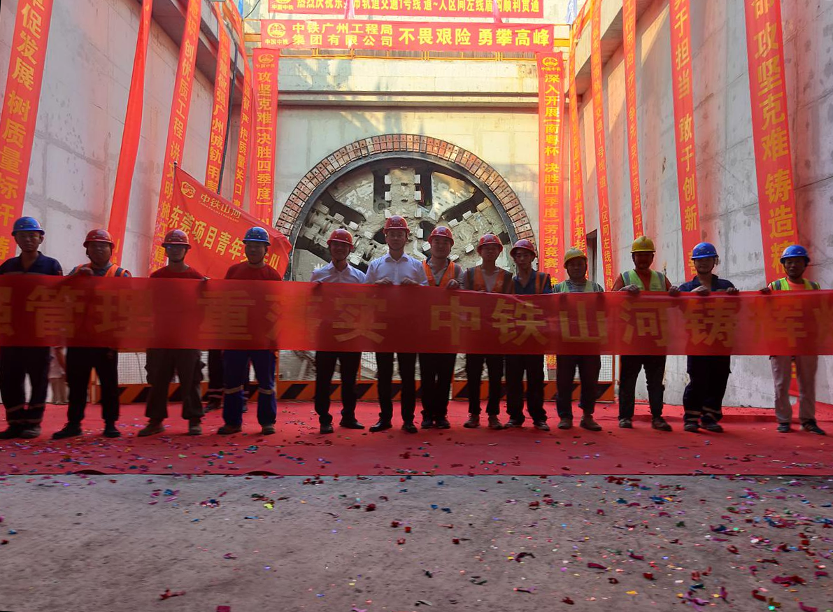 奋战58个昼夜！中铁尊龙凯时官网网址32号盾构机顺遂贯串东莞地铁一号线道人区间