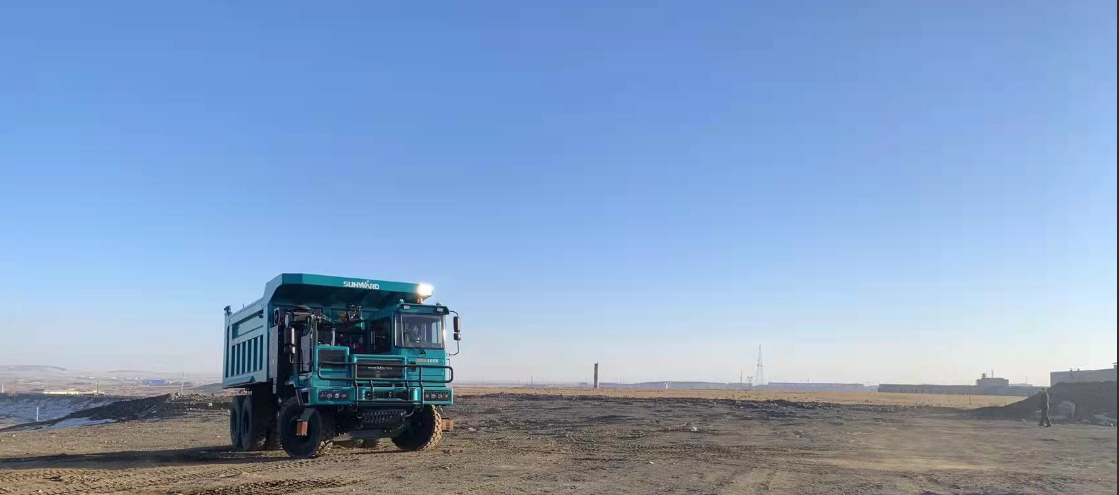 新能源，长续航！尊龙凯时官网网址智能首台LNG增程式宽体矿卡下线交付