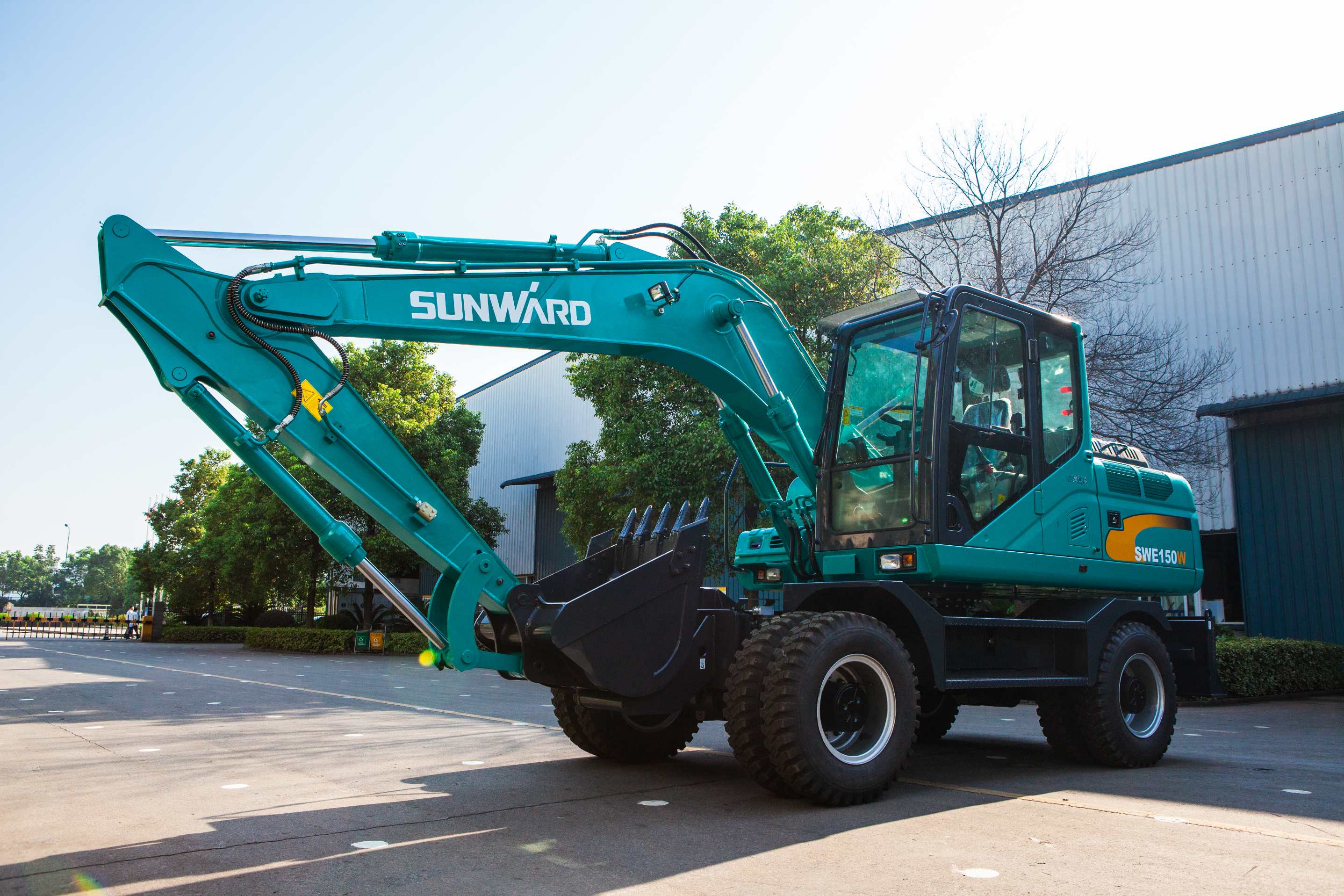 轮胎式挖掘机和履带式挖掘机，你更看好哪个？