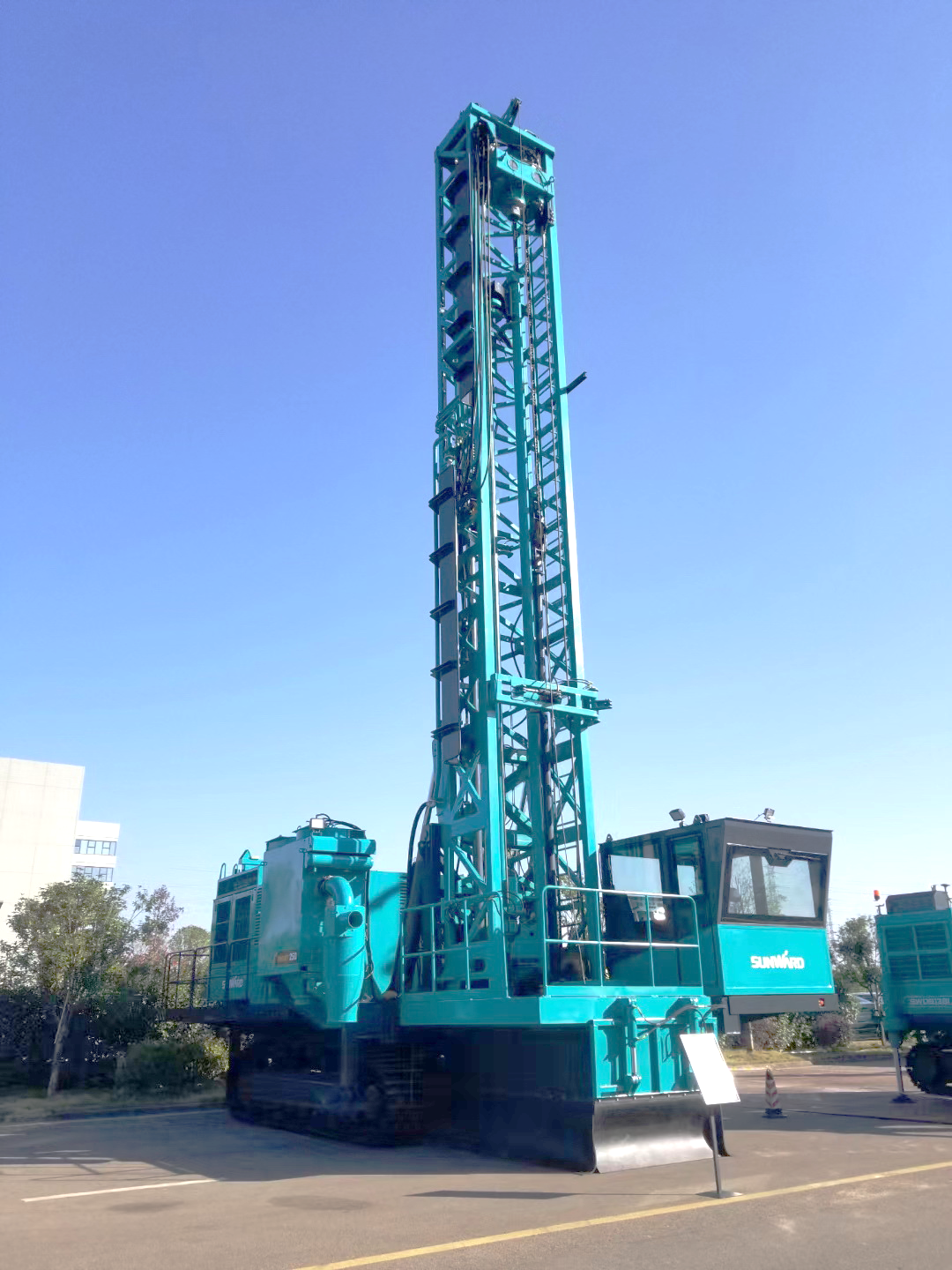 两种钻进模式+更大扭矩！尊龙凯时官网网址智能自主研制的全液压牙轮钻机下线