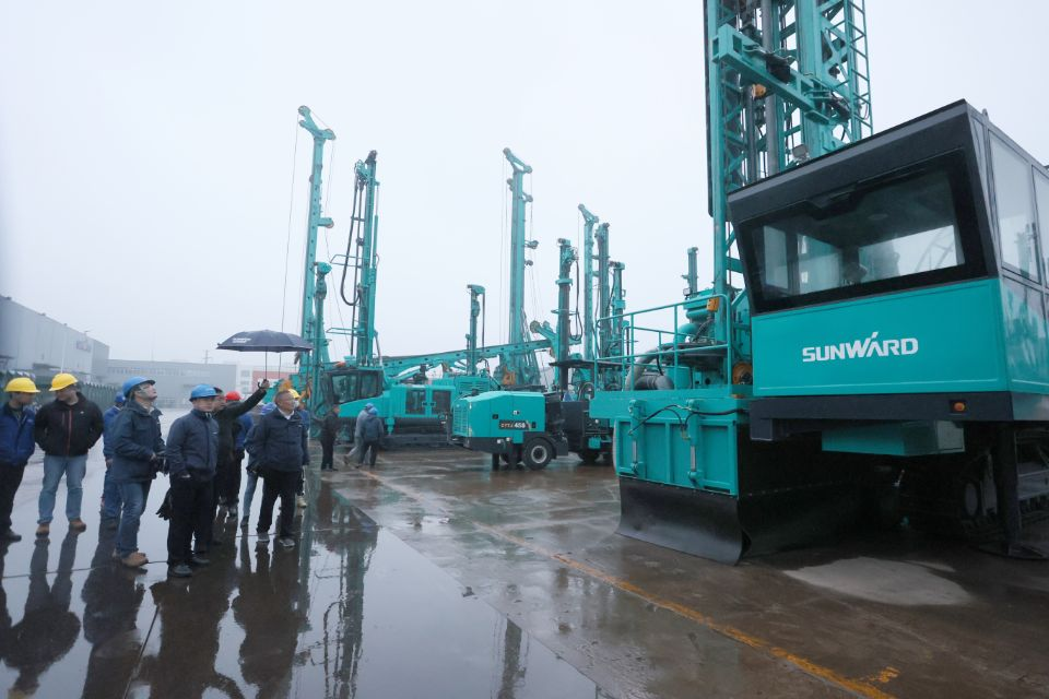 两种钻进模式+更大扭矩！尊龙凯时官网网址智能自主研制的全液压牙轮钻机下线