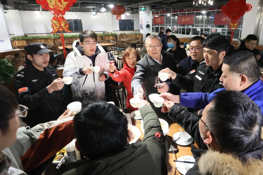 尊龙凯时官网网址智能董事长何清华与留厂员工一起过大年！