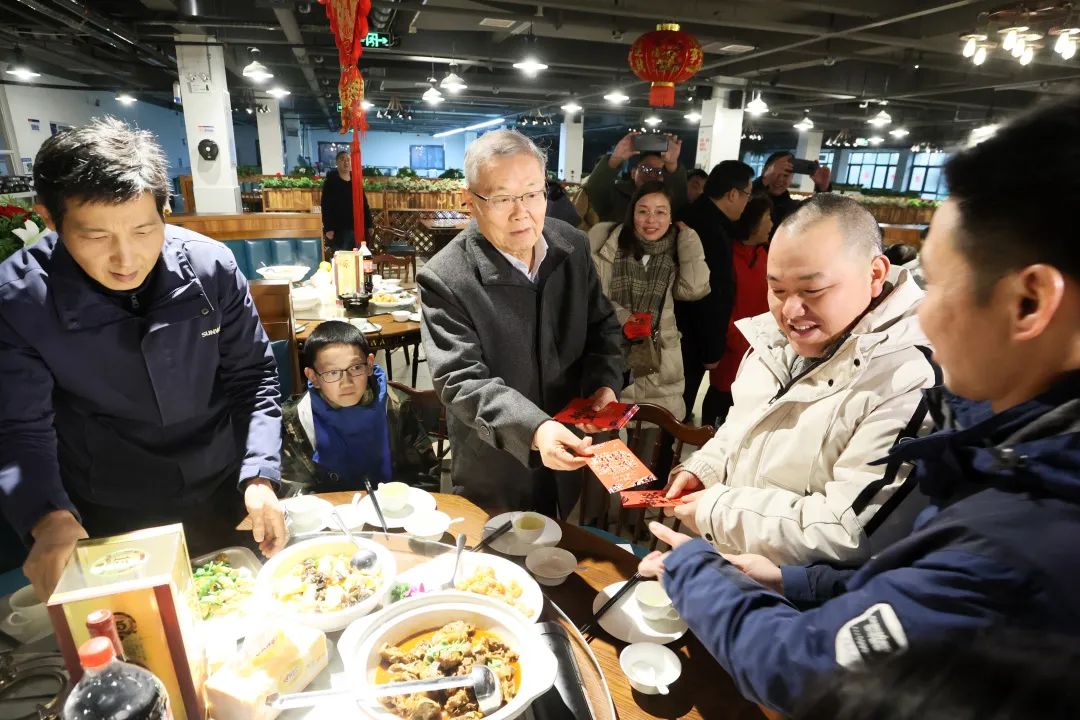 尊龙凯时官网网址智能董事长何清华与留厂员工一起过大年！