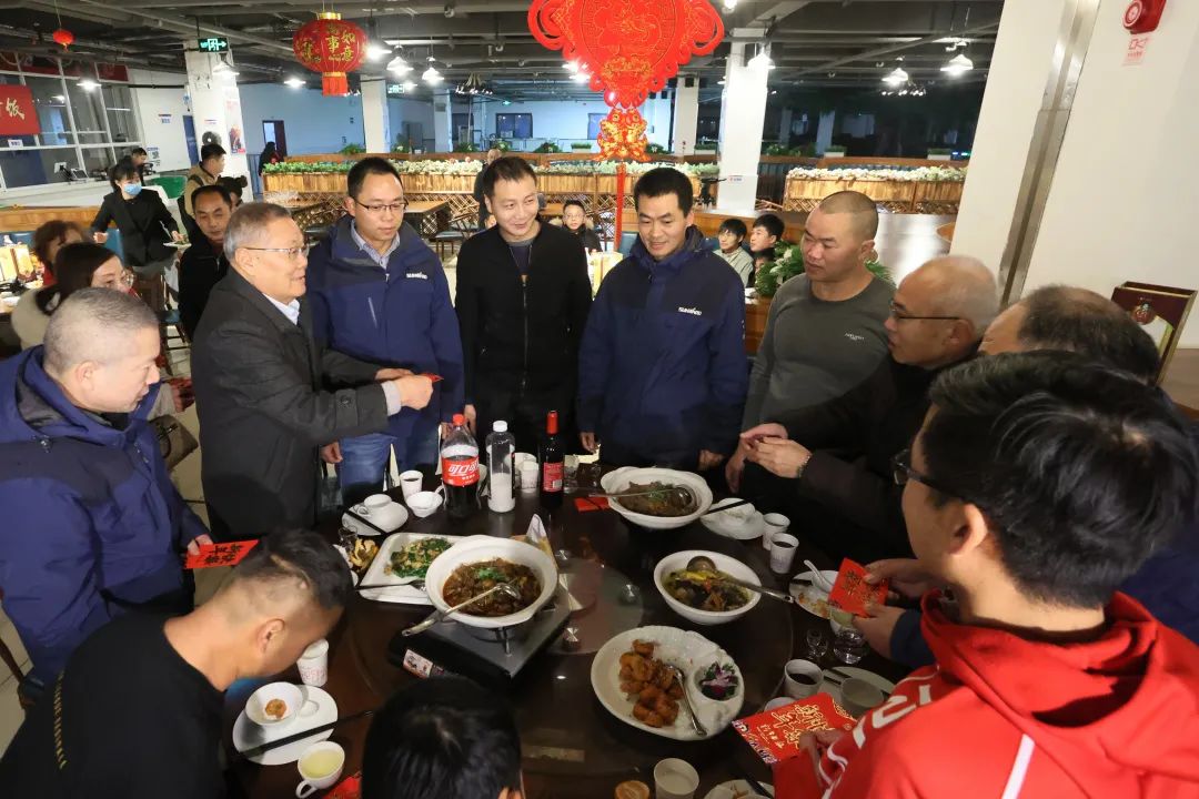 尊龙凯时官网网址智能董事长何清华与留厂员工一起过大年！