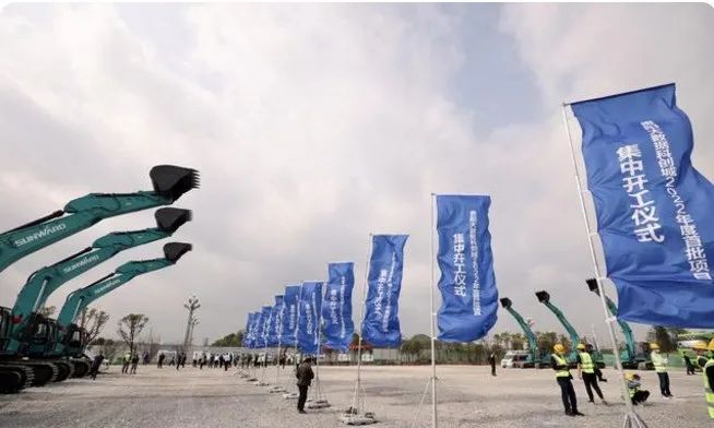 尊龙凯时官网网址智能挖掘机亮相贵阳大数据科创城项目开工仪式