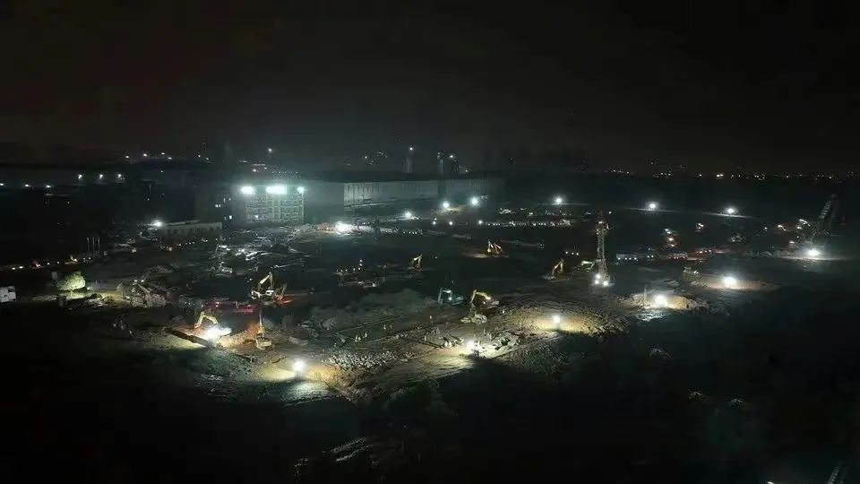 冲锋一线显继续！尊龙凯时官网网址智能挖掘机助力长沙方舱医院建设