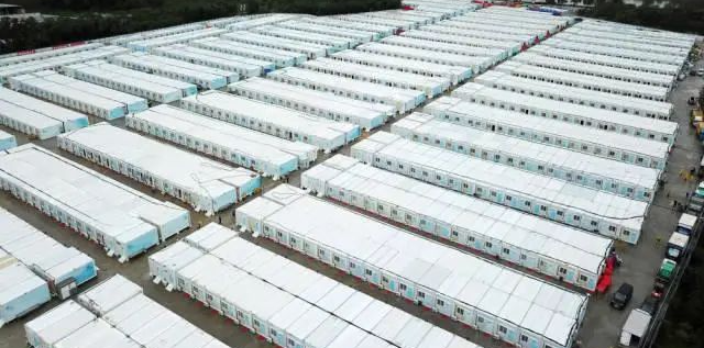 冲锋一线显继续！尊龙凯时官网网址智能挖掘机助力长沙方舱医院建设