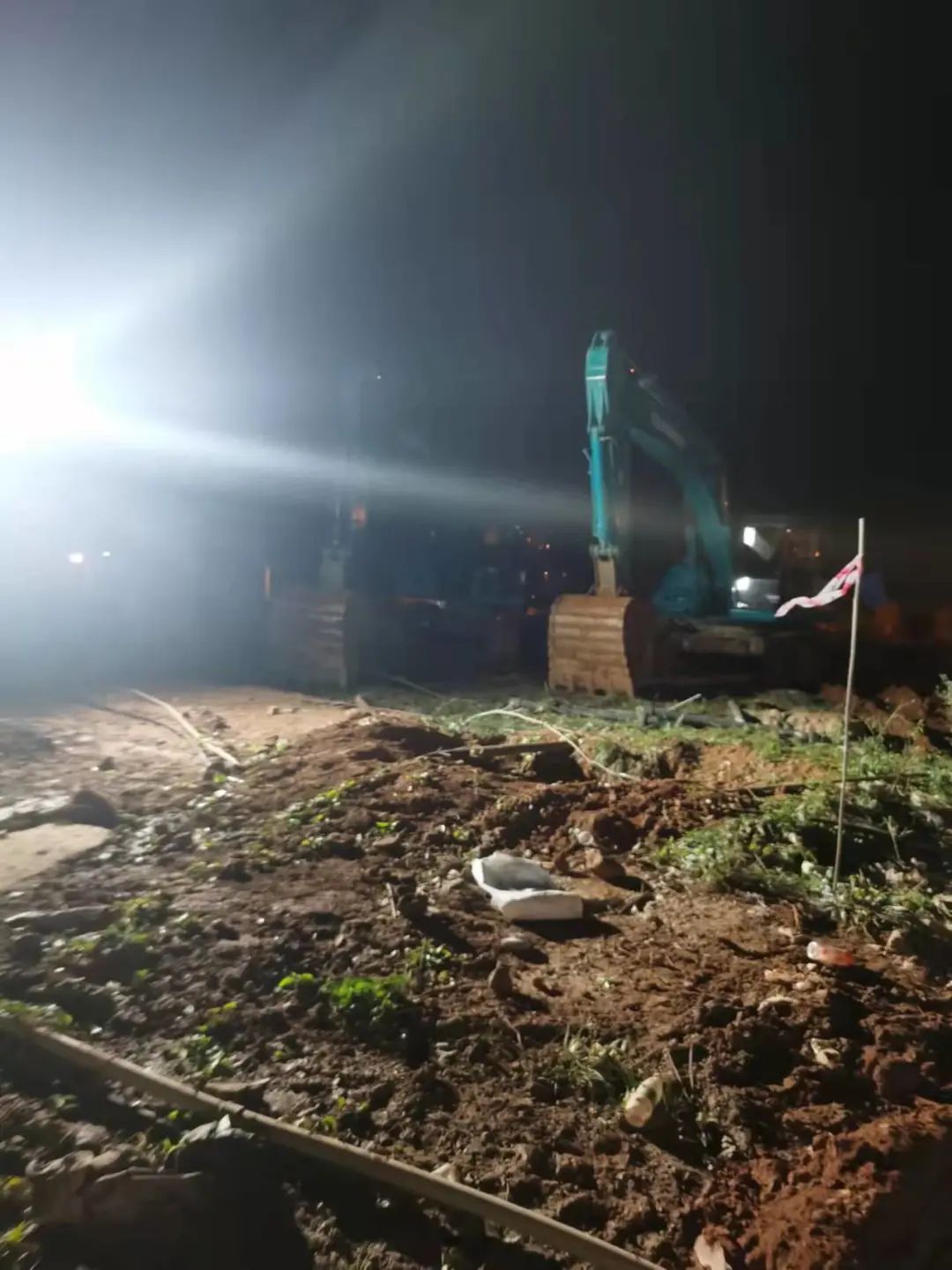 冲锋一线显继续！尊龙凯时官网网址智能挖掘机助力长沙方舱医院建设