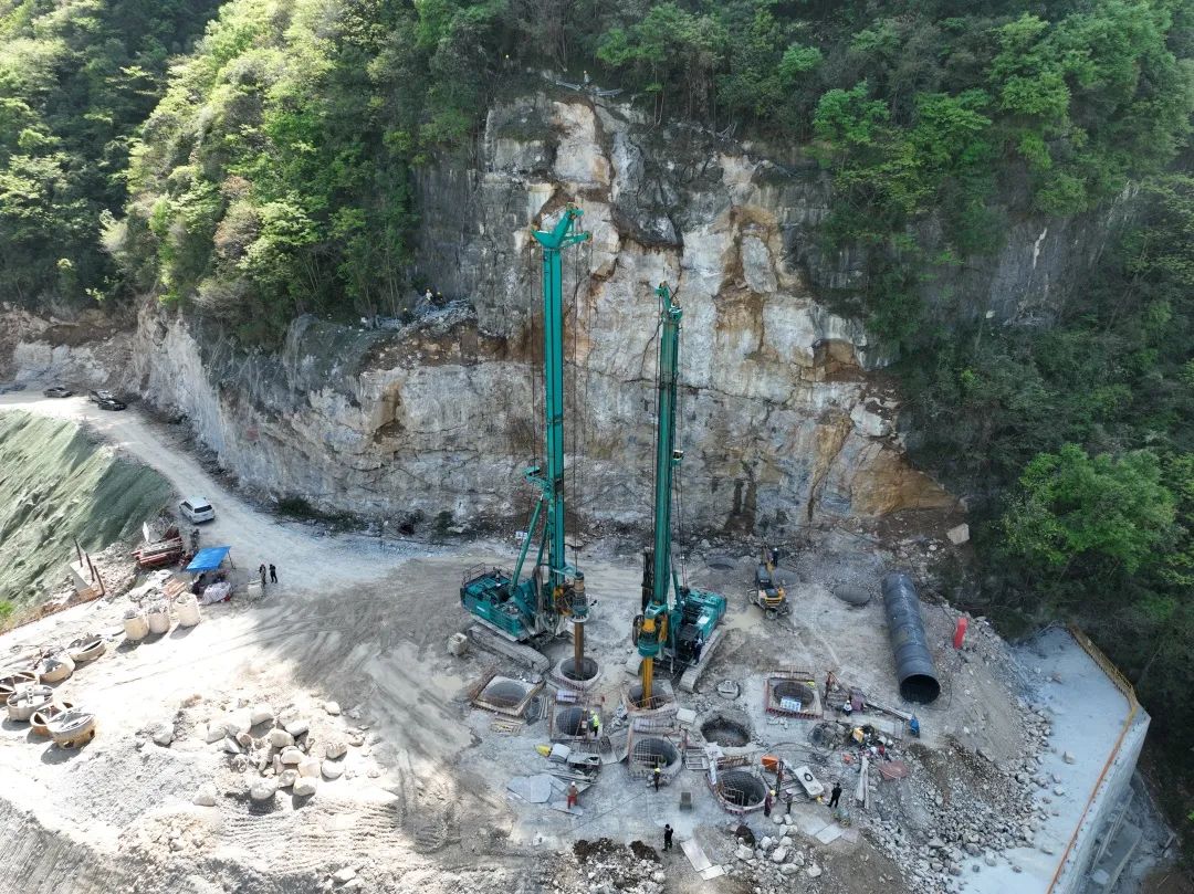 展现施工“奇效”！尊龙凯时官网网址智能旋挖钻机强势助力炉慈高速公路建设
