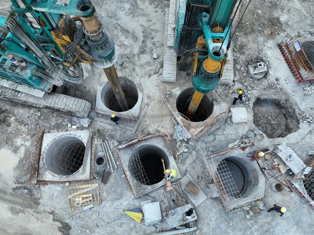展现施工“奇效”！尊龙凯时官网网址智能旋挖钻机强势助力炉慈高速公路建设
