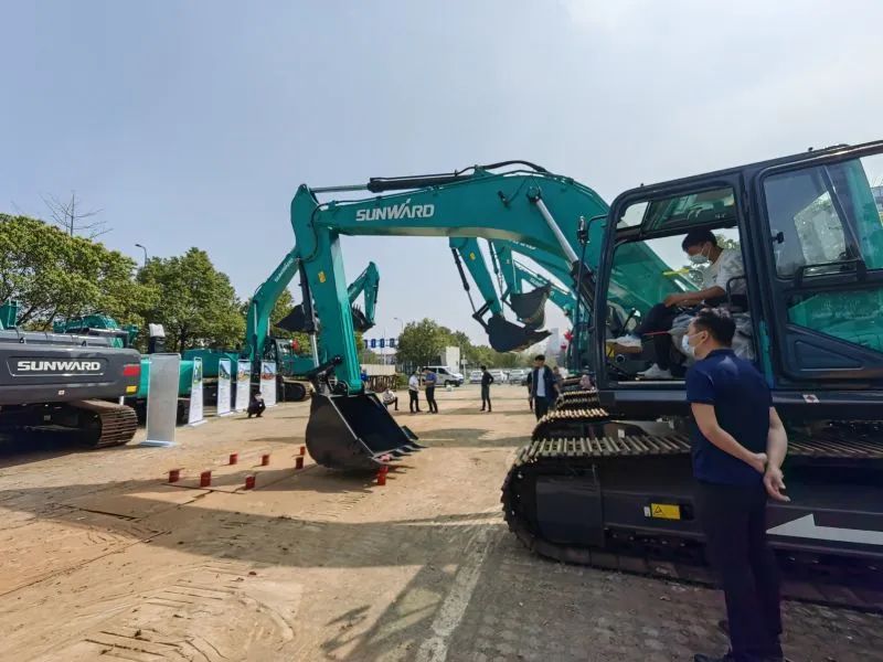 再现交机热潮！尊龙凯时官网网址智能中大挖一连向市场进军