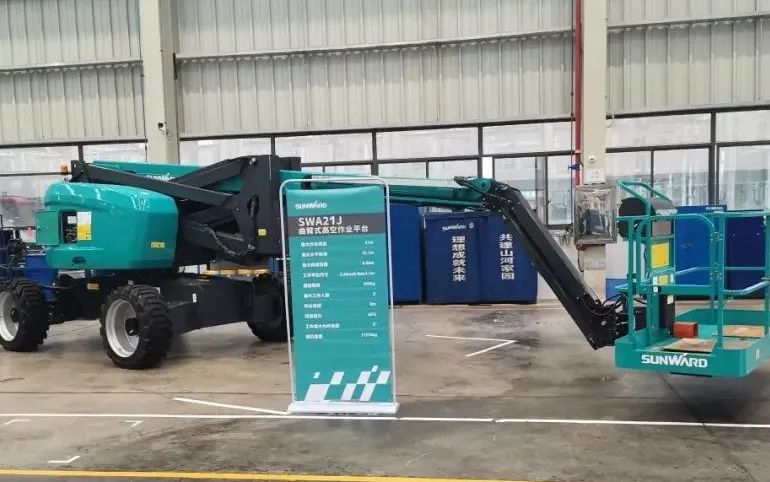 行业同级别产品之最！尊龙凯时官网网址智能又一款曲臂式高空作业平台乐成下线