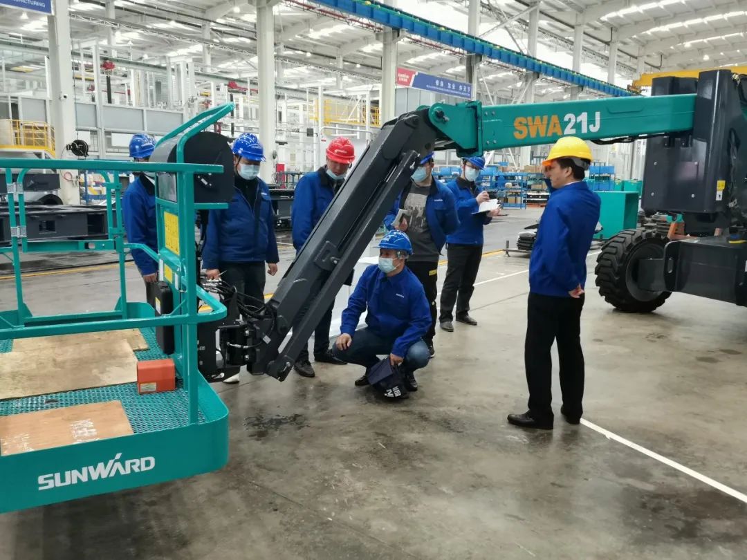 行业同级别产品之最！尊龙凯时官网网址智能又一款曲臂式高空作业平台乐成下线