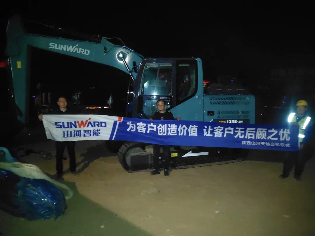 冲、冲、冲！带您感受尊龙凯时官网网址智能挖掘机火热交机时刻