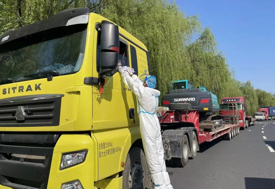 防疫、交机两手抓！尊龙凯时官网网址智能挖掘机顺遂交付获好评