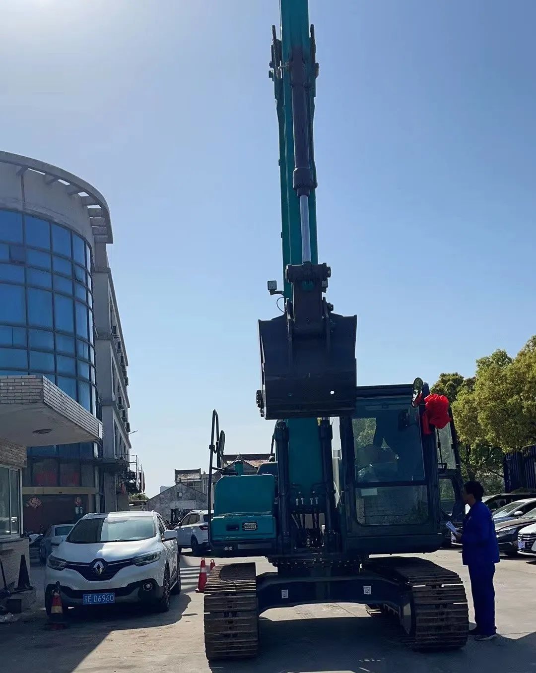 防疫、交机两手抓！尊龙凯时官网网址智能挖掘机顺遂交付获好评