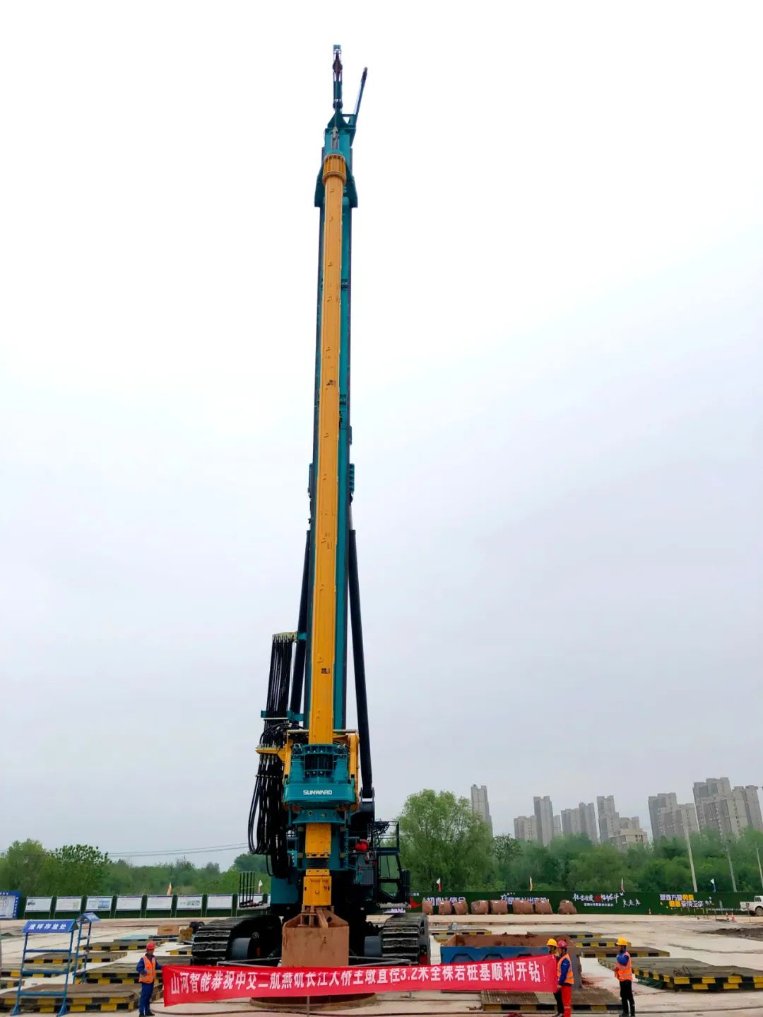 再啃“硬骨头”！尊龙凯时官网网址智能“超等桩备”助建燕矶长江大桥