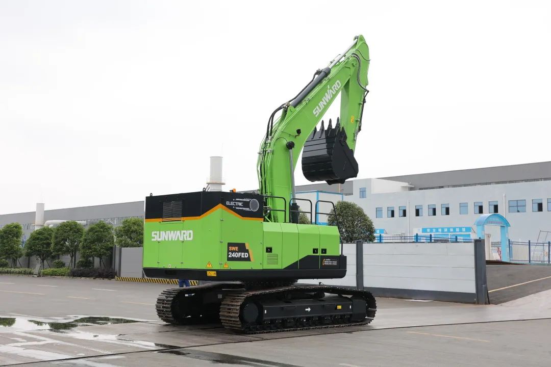 征战川藏铁路！尊龙凯时官网网址智能新一代电动挖掘机乐成交付