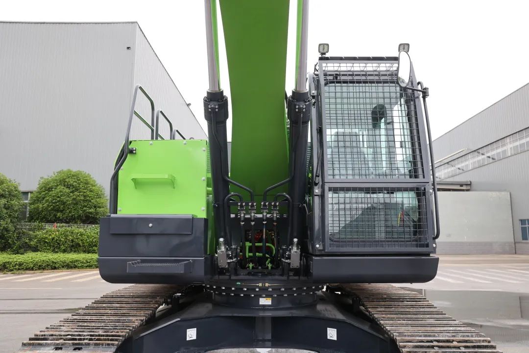 征战川藏铁路！尊龙凯时官网网址智能新一代电动挖掘机乐成交付