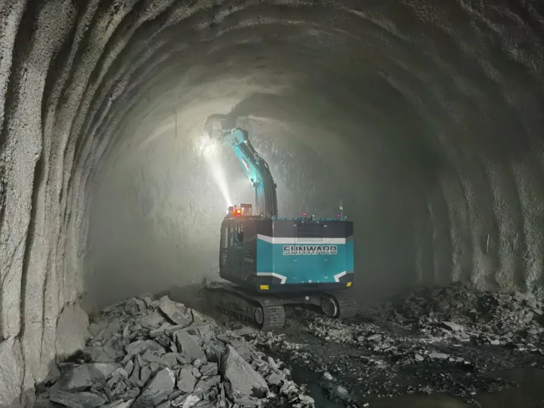 征战川藏铁路！尊龙凯时官网网址智能新一代电动挖掘机乐成交付