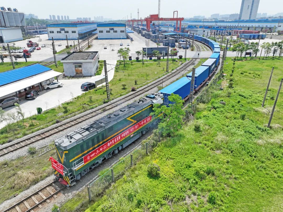 一连进军国际市。≈信钒嗔校ǔど常┳鹆惫偻分悄茏欣殖墒追