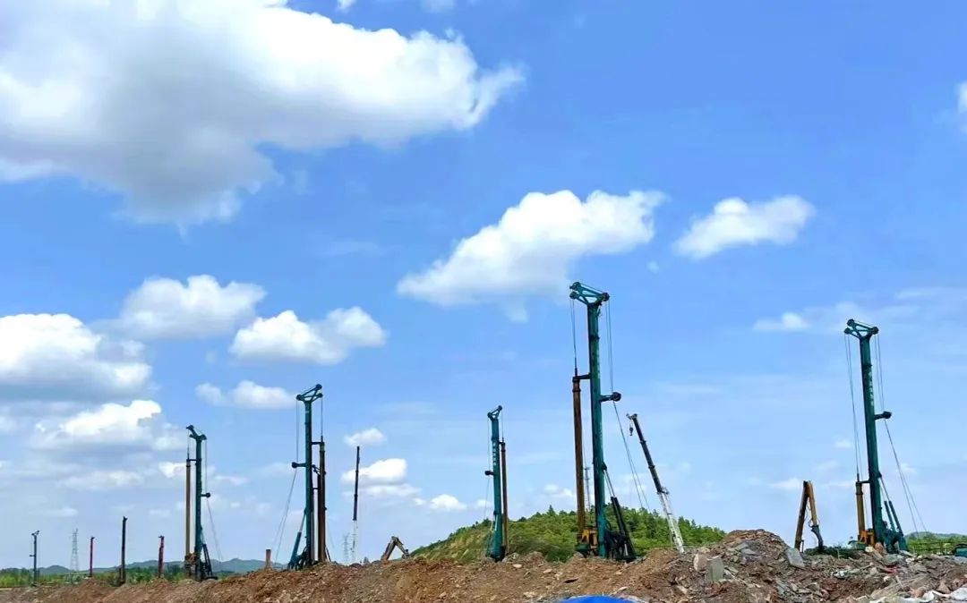 打桩“神器”再露矛头！尊龙凯时官网网址智能旋挖钻机助力贵阳贵安新区负极质料项目加速建设