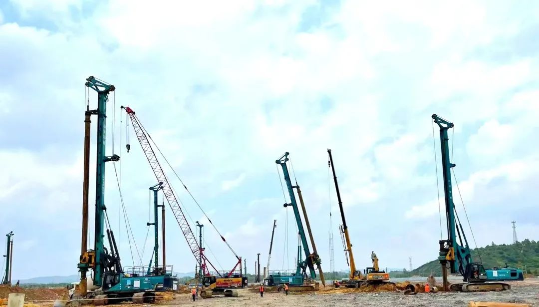 打桩“神器”再露矛头！尊龙凯时官网网址智能旋挖钻机助力贵阳贵安新区负极质料项目加速建设